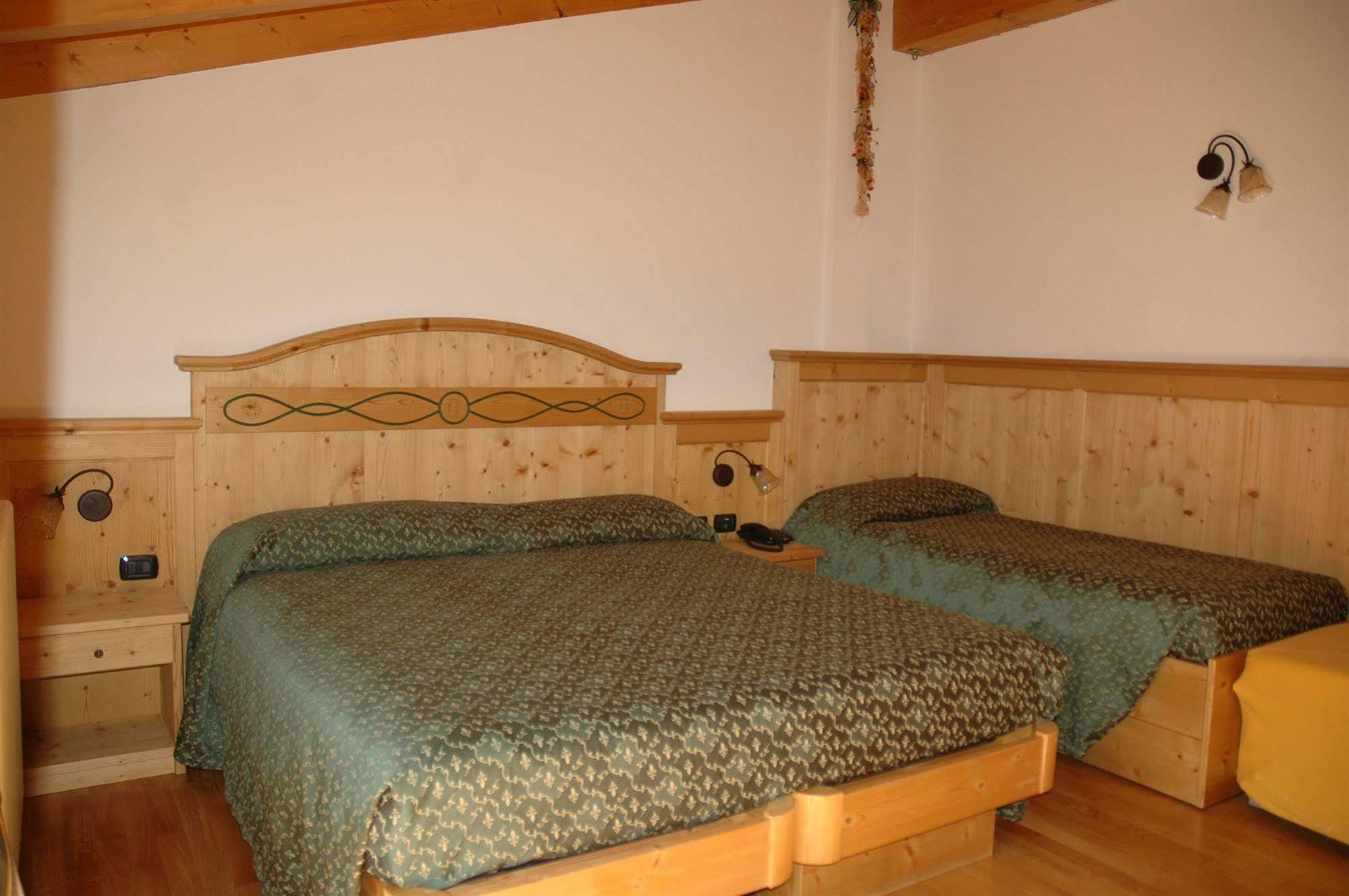 Hotel Garni La Soldanella Madonna Eksteriør billede